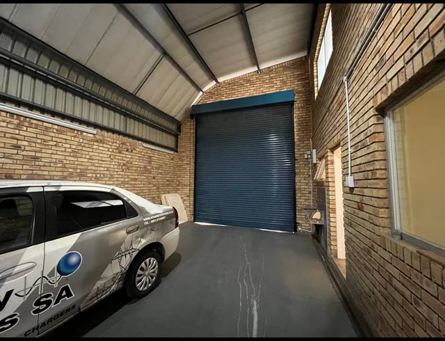 400M² WAREHOUSE TO LET IN LASER PARK